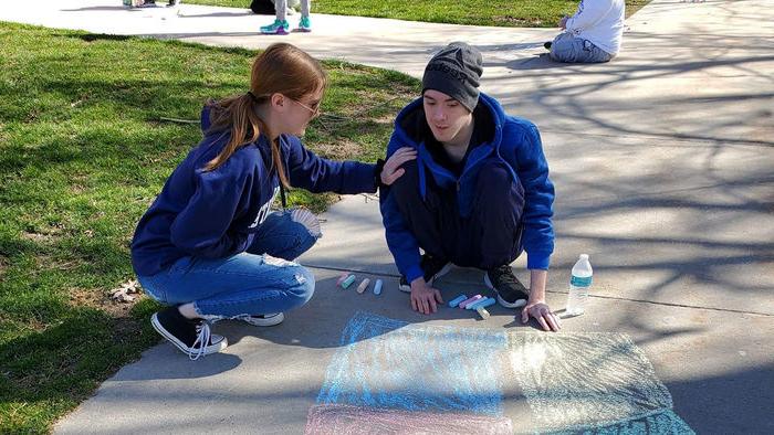 卡森 and Sydney at a sidewalk chalk event through <a href='http://6mh.safarinautique.com'>十大网投平台信誉排行榜</a>阿尔图纳分校’s student organization We Are Friends.